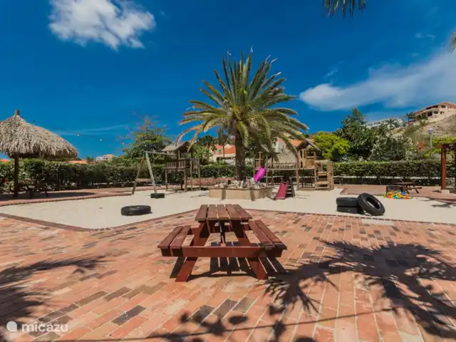 Vue sur l'océan 20 | Blue Bay | | Curaçao, Curaçao-Centre, Blue Bay - villa Vos enfants s'amuseront comme des fous au Blue Bay Kids Club. Ils s'amusent toute la journée sous une excellente surveillance. Ils font de l'artisanat, du kayak, construisent des châteaux de sable, jouent au golf, jouent à des jeux, font des chasses au trésor et bien plus encore. Vous savez qu'ils sont entre de bonnes mains.