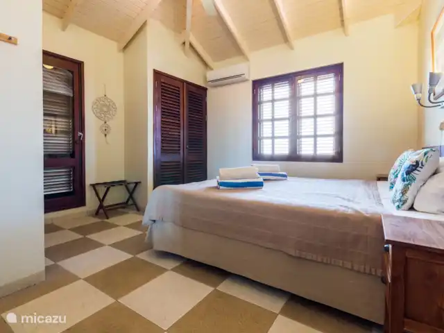 Vue sur l'océan 20 | Blue Bay | | Curaçao, Curaçao-Centre, Blue Bay - villa La chambre principale (chambre 1) - Cette chambre offre un lit king surdimensionné extrêmement confortable, une belle vue, un placard spacieux, la climatisation et une salle de bain privée.
