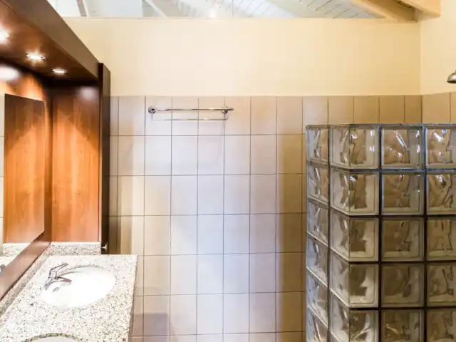Vue sur l'océan 20 | Blue Bay | | Curaçao, Curaçao-Centre, Blue Bay - villa Salle de bain 1 - Cette salle de bain est accessible directement depuis la chambre principale et dispose de 2 lavabos, d'un WC, d'une douche et d'options de rangement.