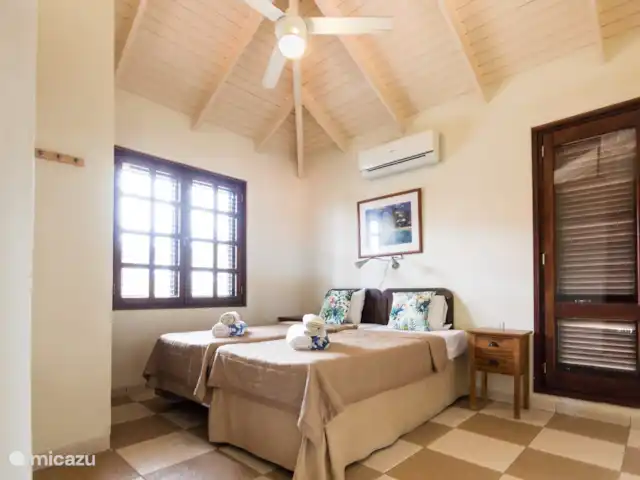 Vue sur l'océan 20 | Blue Bay | | Curaçao, Curaçao-Centre, Blue Bay - villa Chambre 2 - Cette chambre dispose de 2 lits simples, d'un grand placard, de la climatisation et d'un accès direct à la salle de bain 2