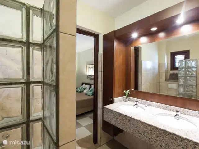 Vue sur l'océan 20 | Blue Bay | | Curaçao, Curaçao-Centre, Blue Bay - villa Salle de bain 2 - Accessible depuis la chambre 2 ou depuis le couloir, la salle de bain dispose d'une douche, d'un WC, de 2 lavabos et de nombreux rangements.