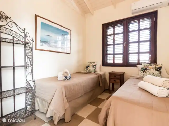 Vue sur l'océan 20 | Blue Bay | | Curaçao, Curaçao-Centre, Blue Bay - villa Chambre 3 - Cette chambre dispose de 2 lits simples, d'un petit placard, de la climatisation et de la salle de bain 2 facilement utilisable