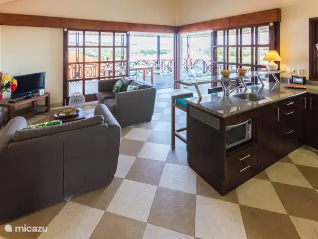 Vue sur l'océan 20 | Blue Bay | | Curaçao, Curaçao-Centre, Blue Bay - villa Depuis la cuisine ouverte/salon, les deux portes coulissantes permettent un accès facile à la spacieuse véranda.