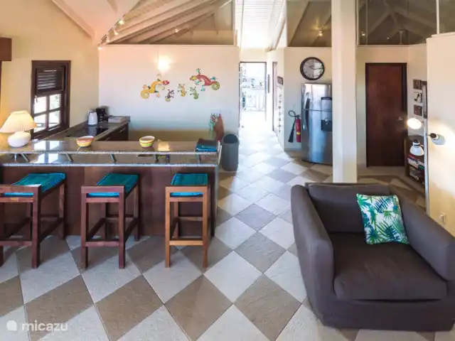 Vue sur l'océan 20 | Blue Bay | | Curaçao, Curaçao-Centre, Blue Bay - villa Le bar confortable peut accueillir 3 personnes et offre une distribution facile depuis la cuisine. Le réfrigérateur de la maison dispose d'un compartiment congélateur très spacieux avec machine à glaçons et la section réfrigérateur offre plus qu'assez d'espace pour toutes vos courses.