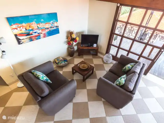 Vue sur l'océan 20 | Blue Bay | | Curaçao, Curaçao-Centre, Blue Bay - villa Le salon vous offre l'occasion idéale de vous détendre complètement après votre journée. Avec un Chromecast et plus de 100 chaînes néerlandaises (y compris Ziggo Sport et Fox pour les sports en direct), vous ne devez rien manquer.