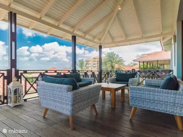 Vue sur l'océan 20 | Blue Bay | | Curaçao, Curaçao-Centre, Blue Bay - villa La spacieuse véranda de 70m2 dispose de nombreux espaces de détente. Le salon vous offre la possibilité de prendre un verre dans un cadre informel ou de lire un livre dans la brise des Caraïbes.