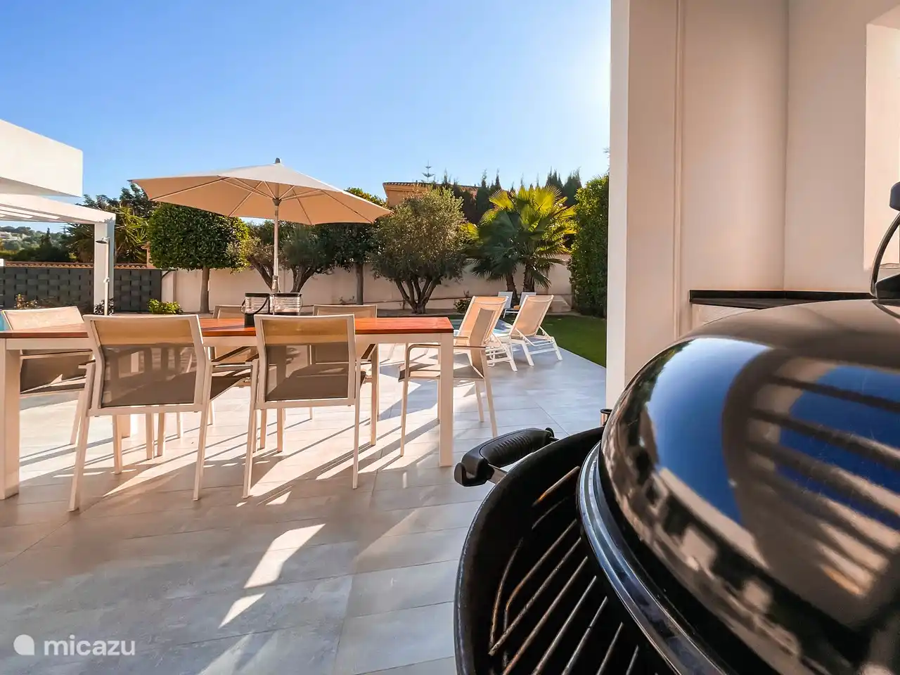 BBQ sur la terrasse de la piscine