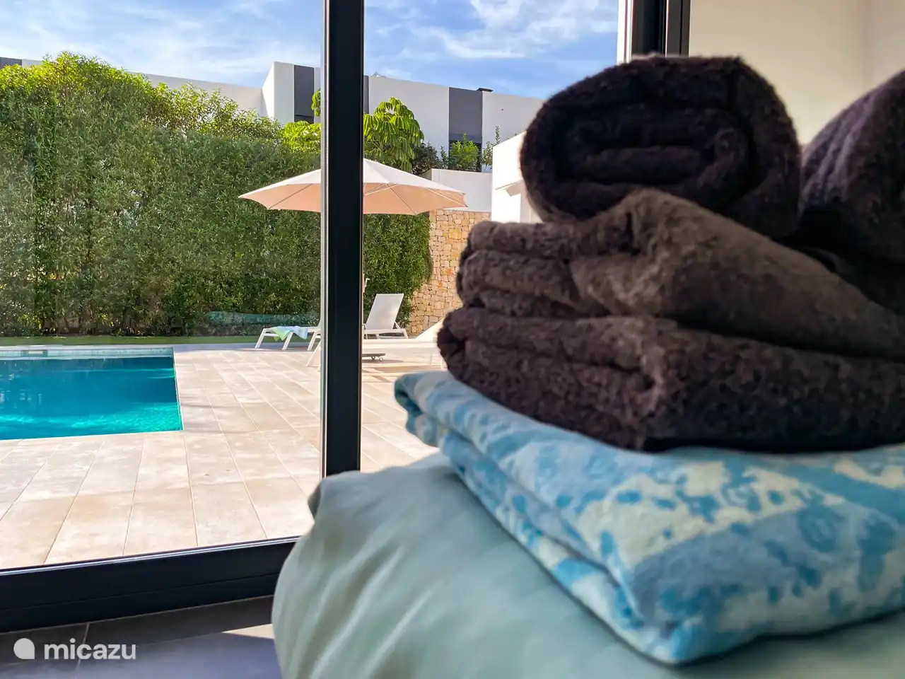 De toutes les chambres donnant sur la piscine et la terrasse