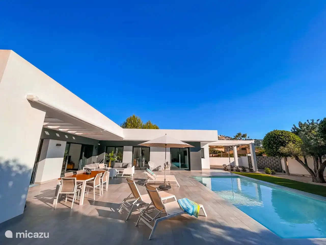 Vue d'ensemble terrasse et piscine