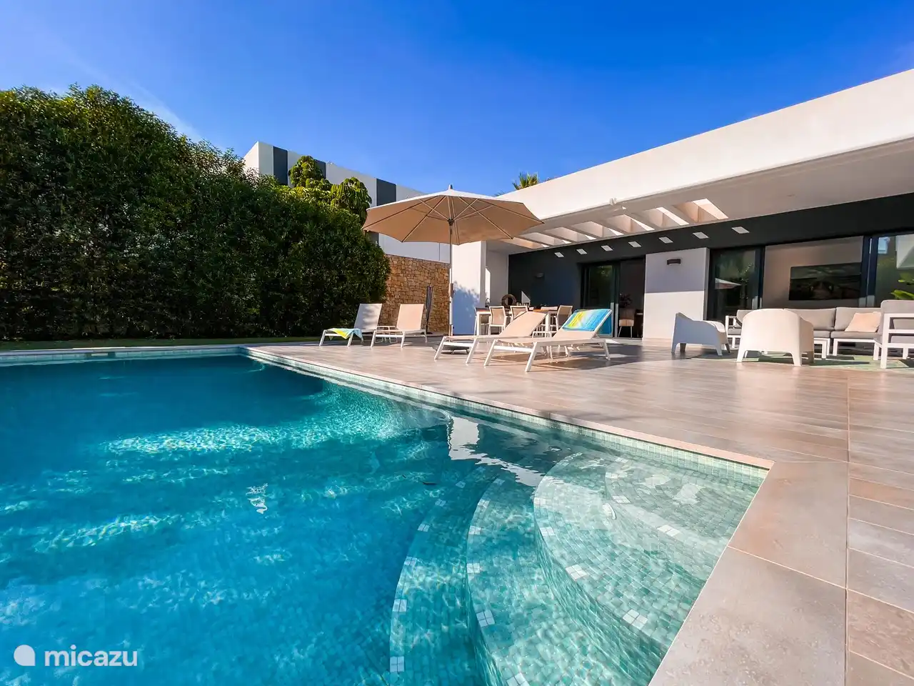 Baignade et détente sur la terrasse