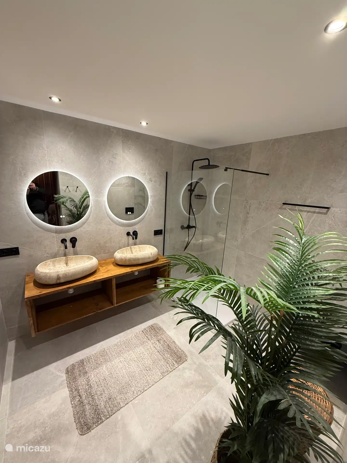 Bathroom en suite master bedroom. 