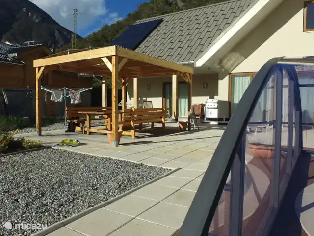 Villa Eco de Quatre Saisons en Francia, Altos Alpes, Guillestre - villa terraza cubierta