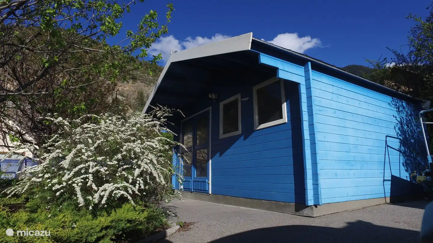 Gartenhaus für Fahrräder und mit Werkbank ausgestattet.