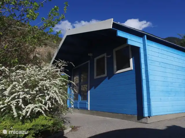 Villa Eco de Quatre Saisons en Francia, Altos Alpes, Guillestre - villa Cobertizo de jardín para bicicletas y equipado con un banco de trabajo.