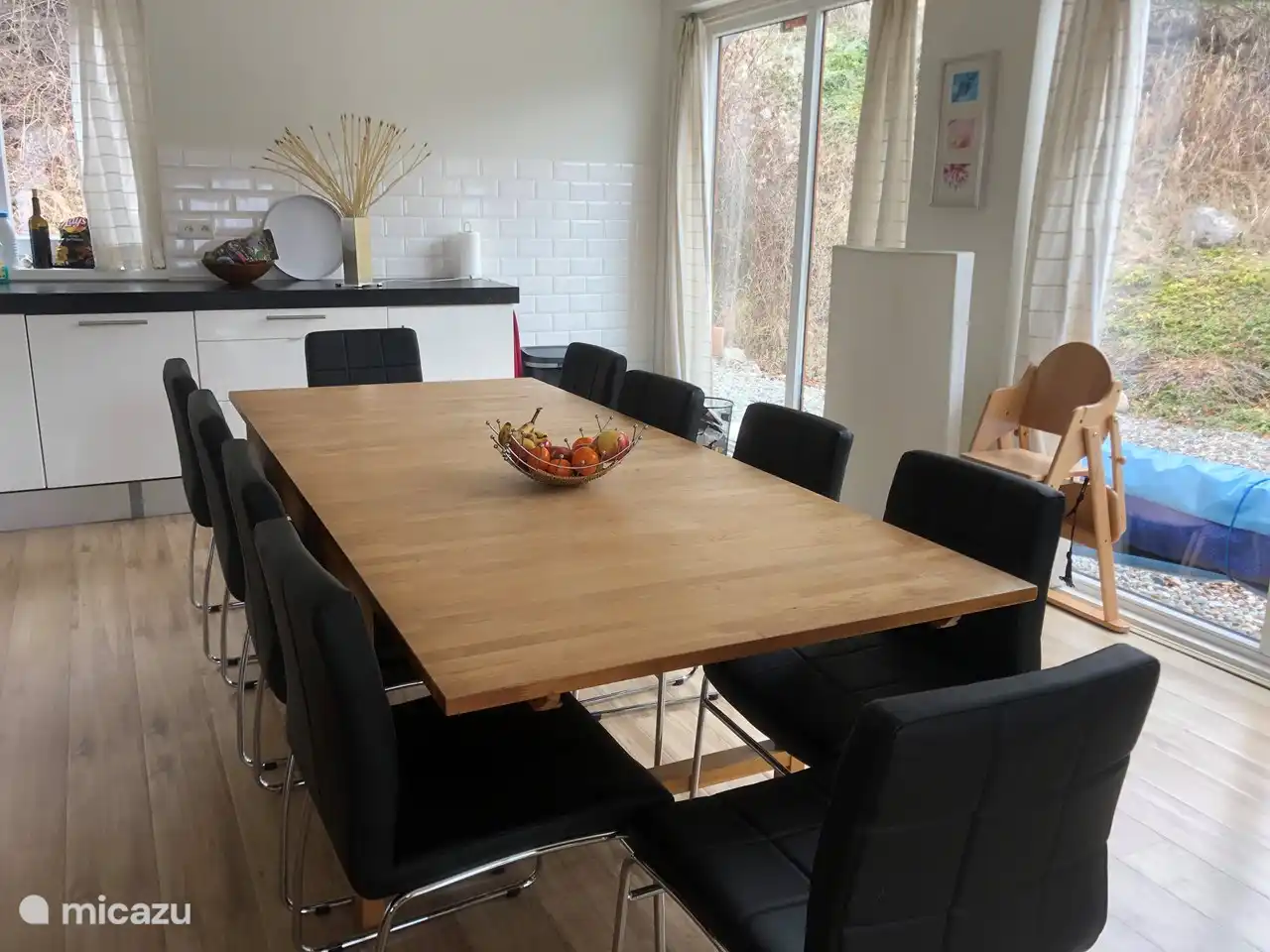 Esszimmer mit 10 Plätzen am Tisch