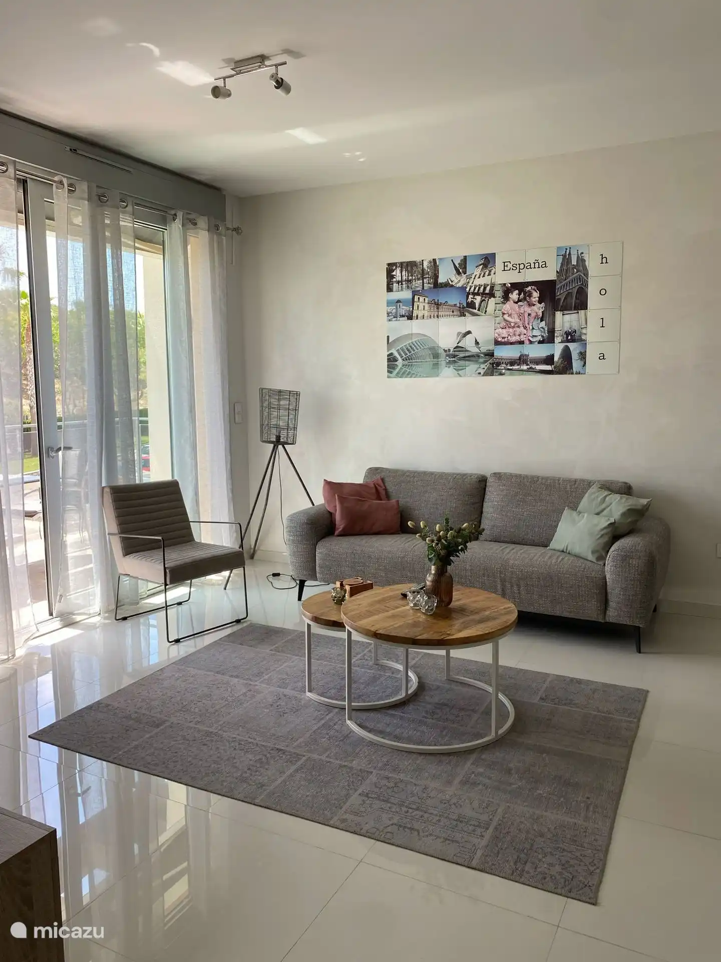 Wohnzimmer mit angrenzendem Balkon mit Blick auf das Naturschutzgebiet 