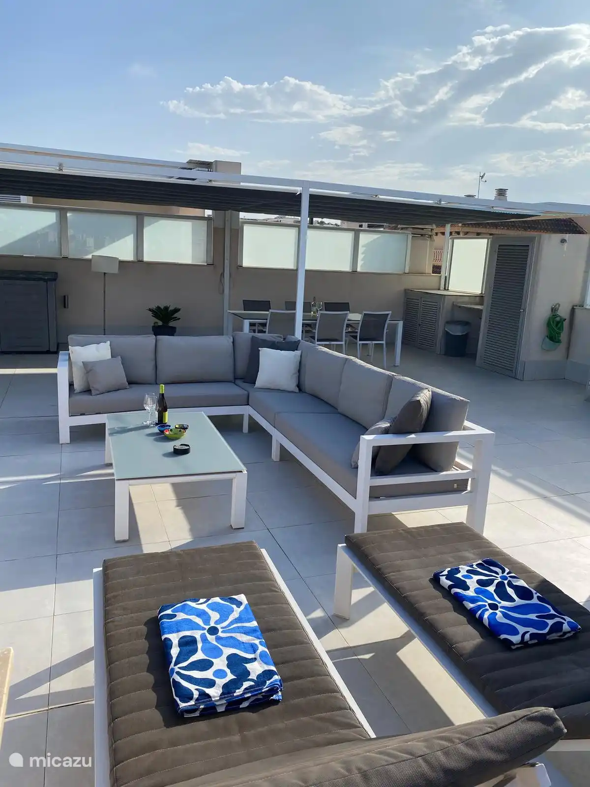 Große Dachterrasse mit großer Markise und Windschutz