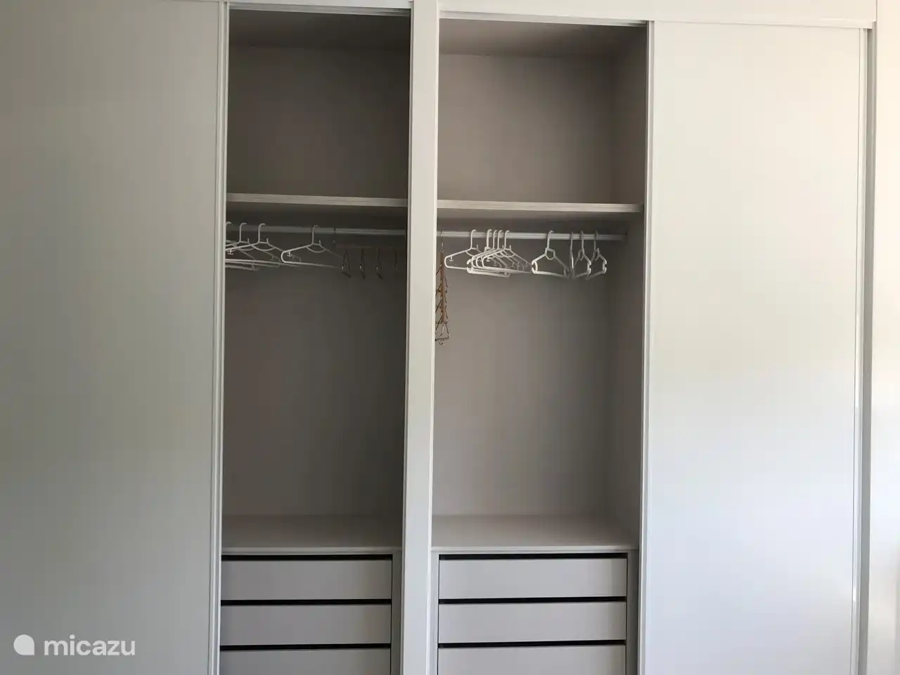 3 große Einbauschränke in jedem Schlafzimmer