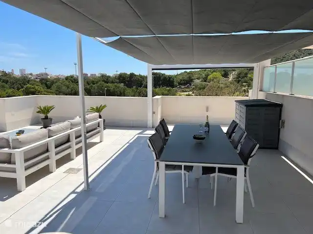 Dachterrasse von 100m² mit freiem Blick nach allen Seiten. Die Dachterrasse ist mit ein- und ausfahrbaren Sonnenrollos und Windschutz ausgestattet.