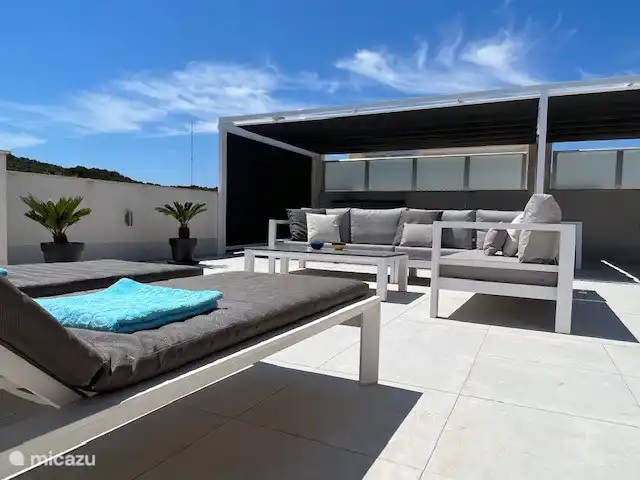 Casita Guardamar en España, Costa Blanca, Guardamar del Segura - penthouse Azotea de 100m² con vistas despejadas por todos lados. La terraza de la azotea está equipada con toldos retráctiles y extensibles y tela para el viento.