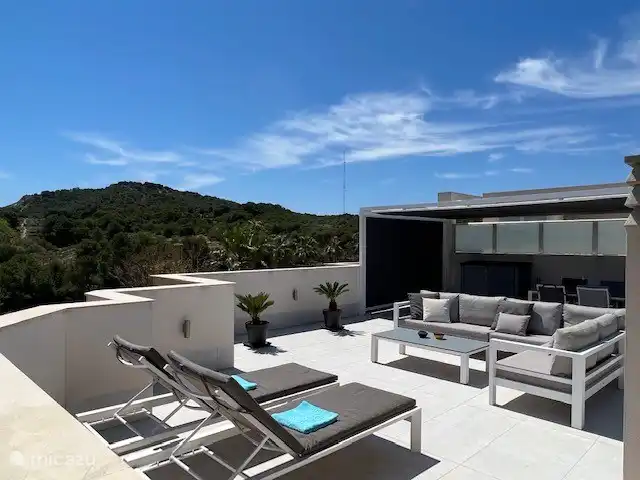 Dachterrasse von 100m² mit freiem Blick nach allen Seiten. Die Dachterrasse ist mit ein- und ausfahrbaren Sonnenrollos und Windschutz ausgestattet.