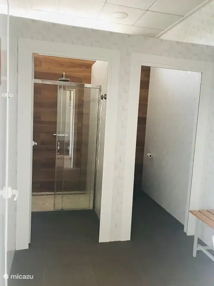 Ankleidezimmer mit Dusche