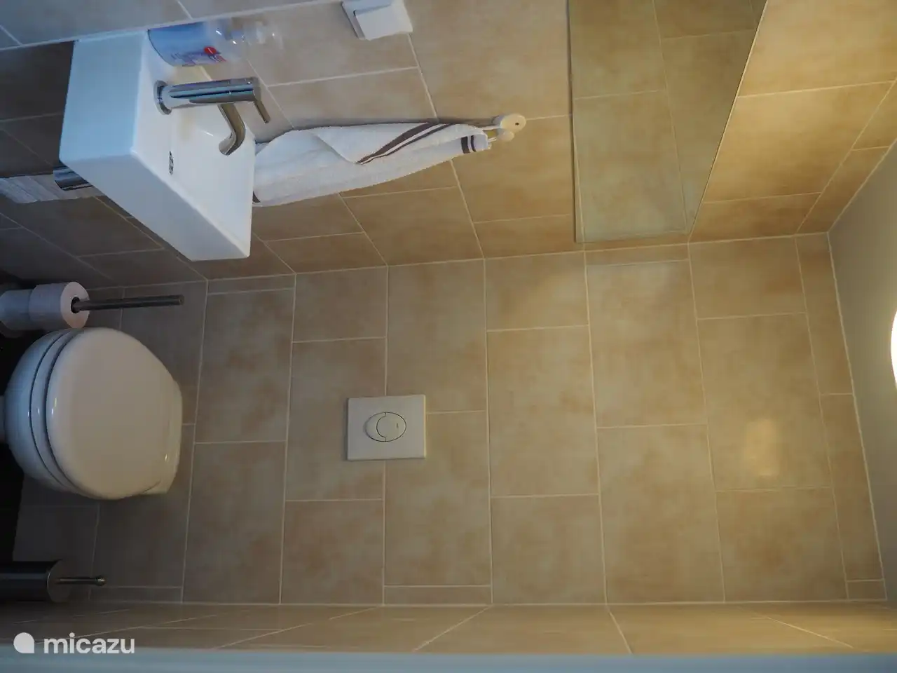 Salle de toilette séparée, donc à l'extérieur de la salle de bain.