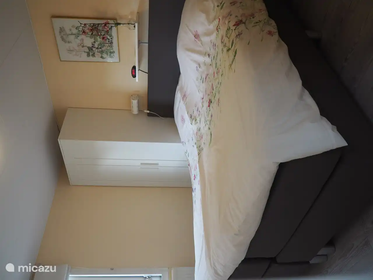 Chambre parentale avec sommier 2x 80 x 200 cm avec un matelas ferme et un matelas souple. Placard suspendu/pied