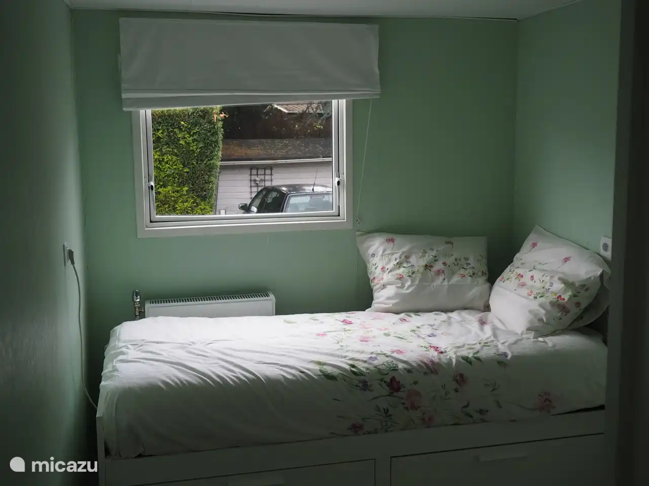 1 pers. lit en hauteur, extensible à 2 pers. Lit 180x200 avec matelas ferme et souple. Placard suspendu/pied.