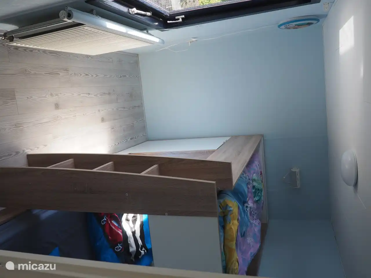 3ème chambre avec lit superposé ludique, appréciée des enfants. Une armoire sous le lit du haut.