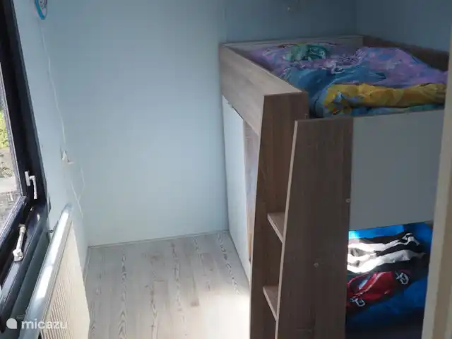 Confort-Bungalow Bird Line, Martin-pêcheur | Pays-Bas, Gueldre, Voorthuizen - bungalow 3ème chambre avec lit superposé ludique, appréciée des enfants. Une armoire sous le lit du haut.