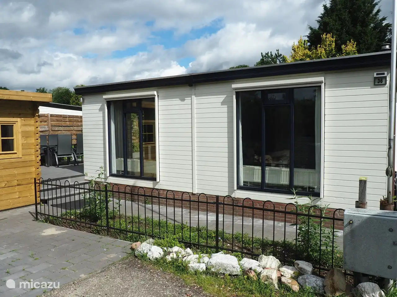 Bienvenue à Vogelijn, un bungalow luxueux et spacieux entre Voorthuizen et Garderen. La façade est orientée au sud, les fenêtres ont des moustiquaires électriques, qui offrent également de l'intimité.