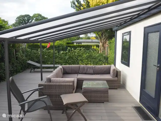 Confort-Bungalow Bird Line, Martin-pêcheur | Pays-Bas, Gueldre, Voorthuizen - bungalow Même sous une pluie légère, vous pourrez vous installer confortablement dans le salon installé sur la véranda, où le soleil est également tempéré.
