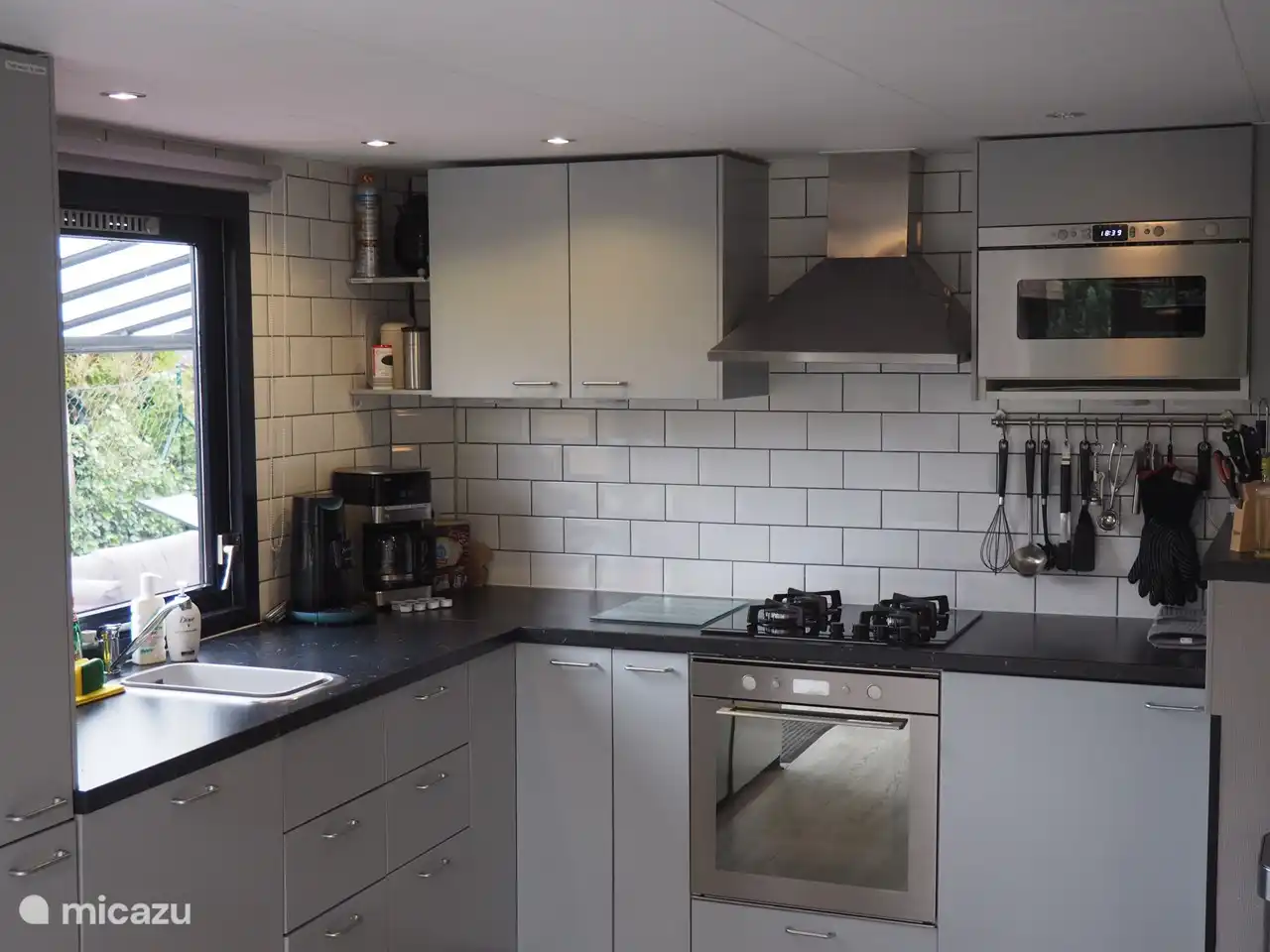 Vaste cuisine complète, avec tous les appareils et accessoires. Par exemple, des herbes, de l'huile d'olive, des pastilles pour la vaisselle sont également disponibles.