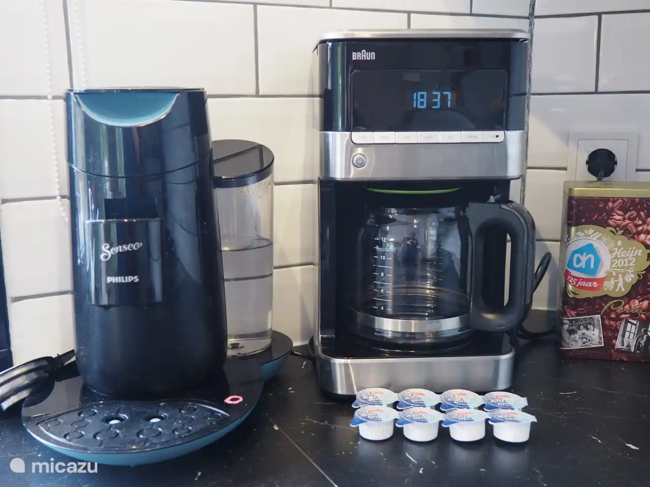 Il y a à la fois une machine Senseo et une machine à café filtre, à vous de choisir.