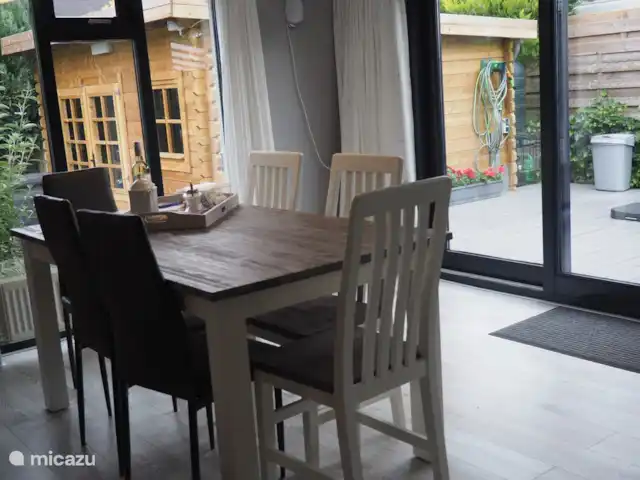 Confort-Bungalow Bird Line, Martin-pêcheur | Pays-Bas, Gueldre, Voorthuizen - bungalow Table à manger 6 places devant les portes coulissantes donnant sur la terrasse.