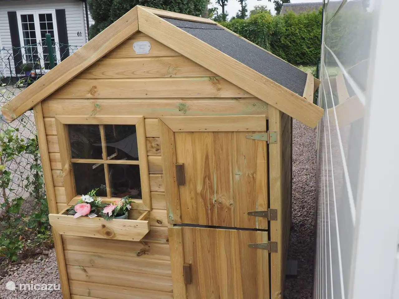 Derrière le chalet se trouve une jolie maisonnette pour les plus petits.