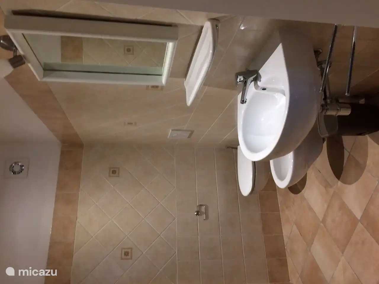 Badkamer, douche, bidet en wastafel