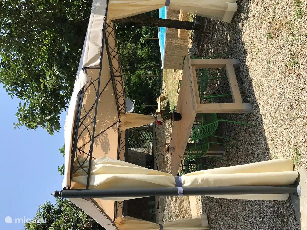 Gemeenschappelijk terras onder de gazebo