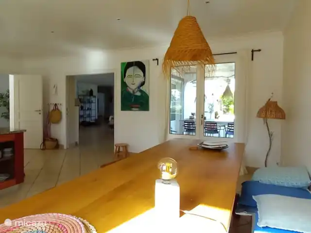 Casa de vacaciones Casa Rinsma en Portugal, Algarve, Vale da Telha - villa Amplia cocina con mesa de comedor larga.