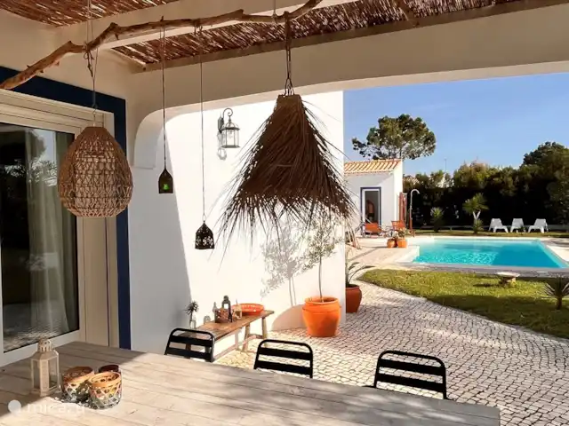 Casa de vacaciones Casa Rinsma en Portugal, Algarve, Vale da Telha - villa Mesa de comedor exterior bajo la pérgola.