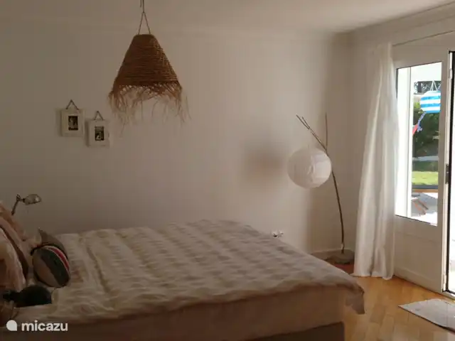 Casa de vacaciones Casa Rinsma en Portugal, Algarve, Vale da Telha - villa Dormitorio principal con puertas de patio y baño privado.