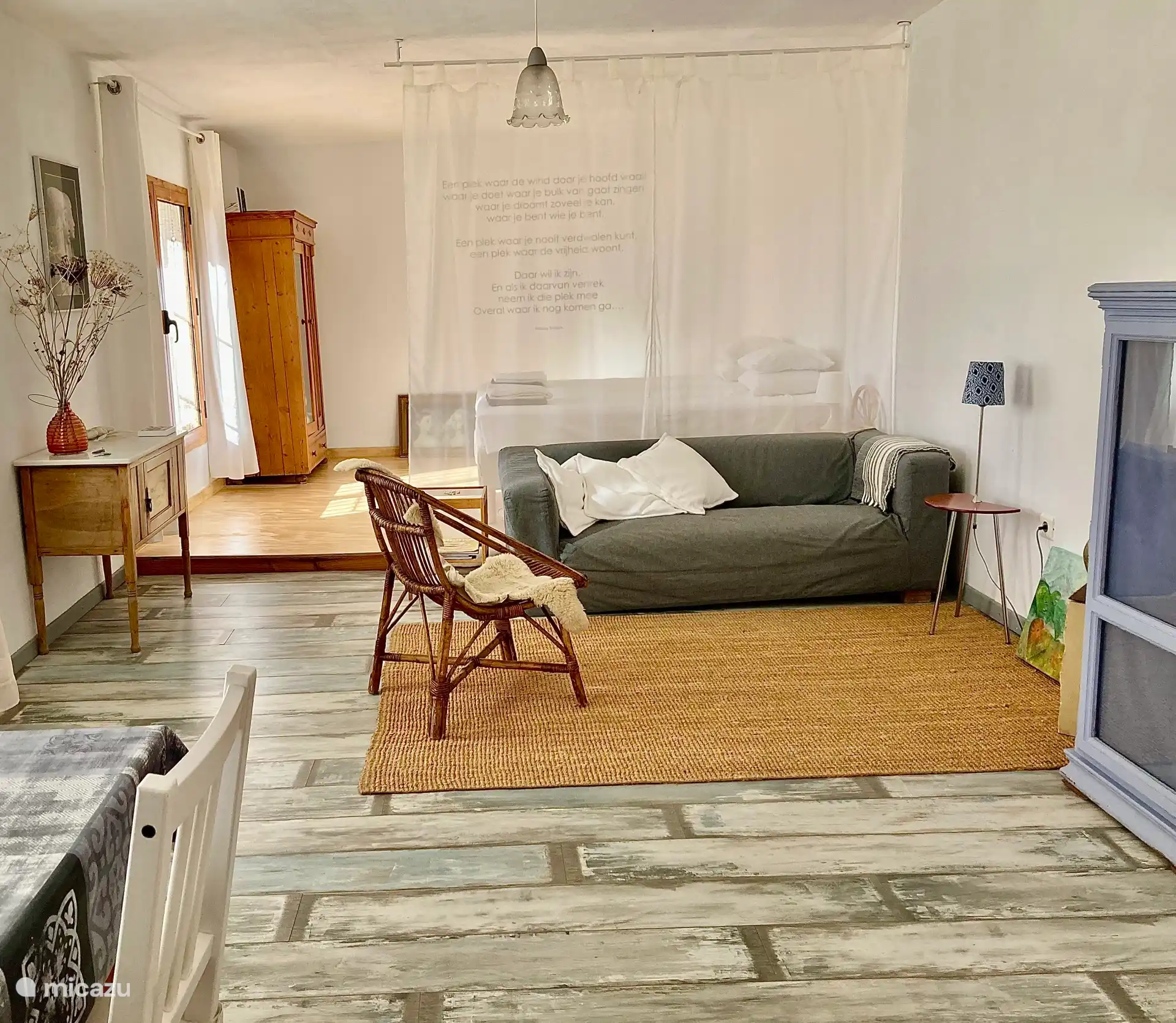 El cálido y luminoso salón de Alegría, donde inmediatamente te sientes como en casa.