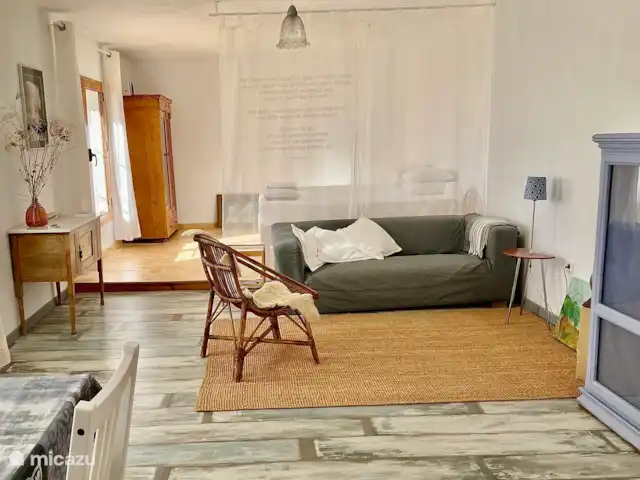 casa la chaparra en España, Andalucía, Riogordo - casa vacacional El cálido y luminoso salón de Alegría, donde inmediatamente te sientes como en casa.
