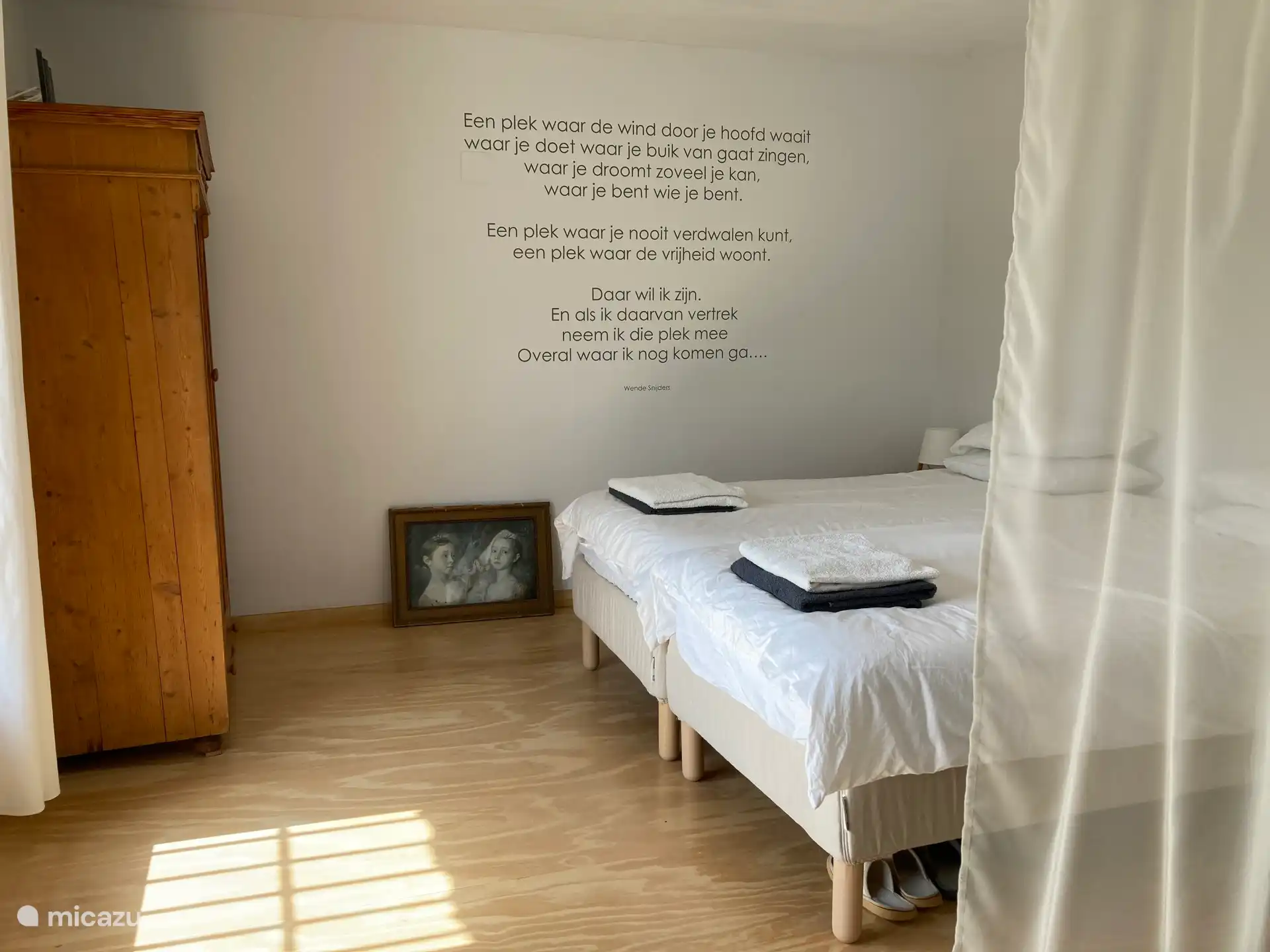 Apartamento. 
El sol entra en tu cama y miras directamente a la naturaleza.