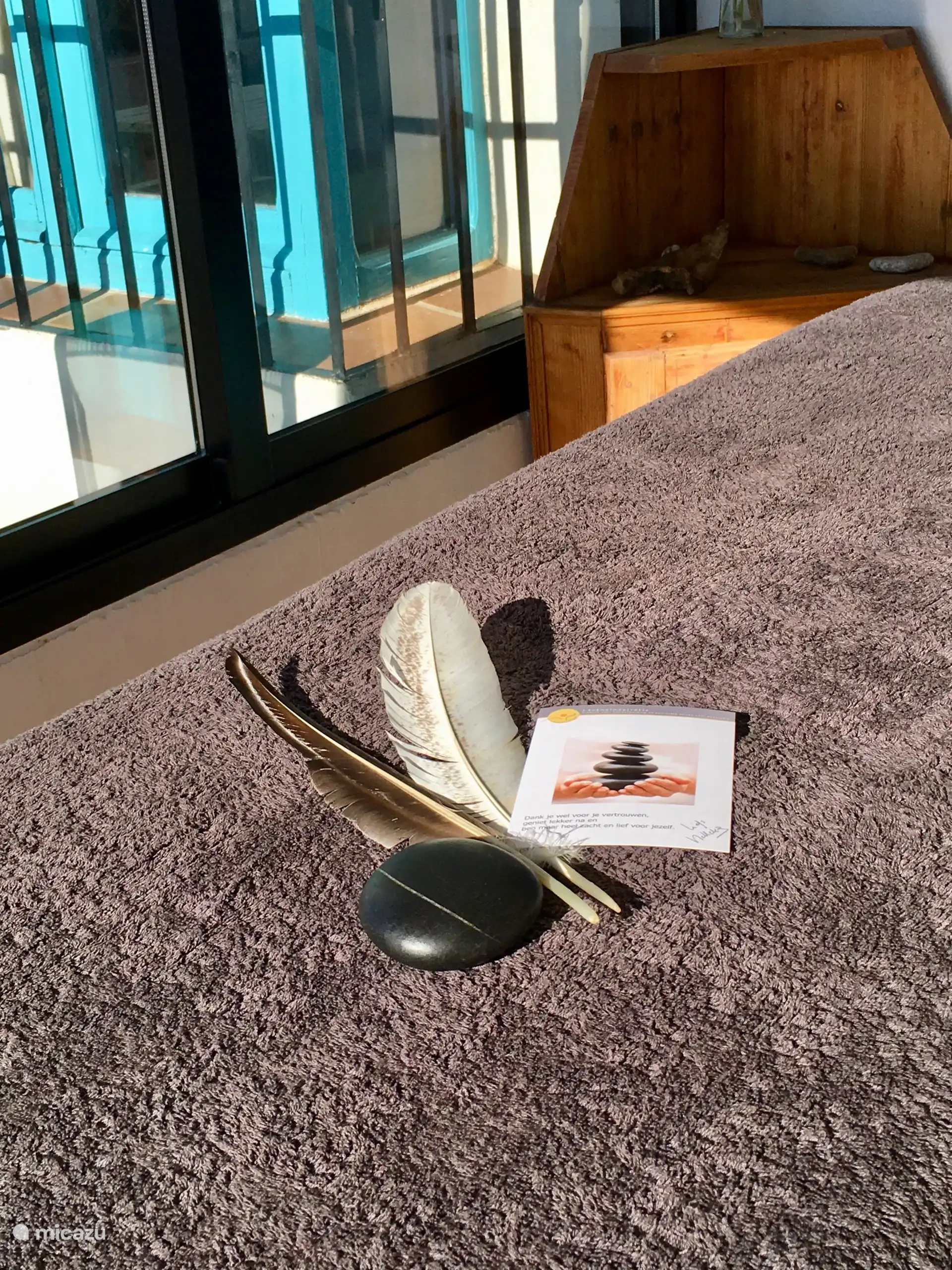 La camilla de masaje está lista para recibir un masaje con piedras calientes en invierno...