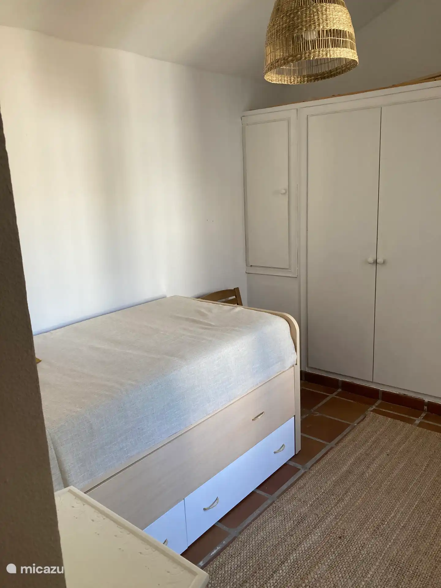 Dormitorio con cama nido.