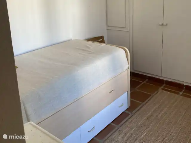 casa la chaparra en España, Andalucía, Riogordo - casa vacacional Dormitorio con cama nido.
