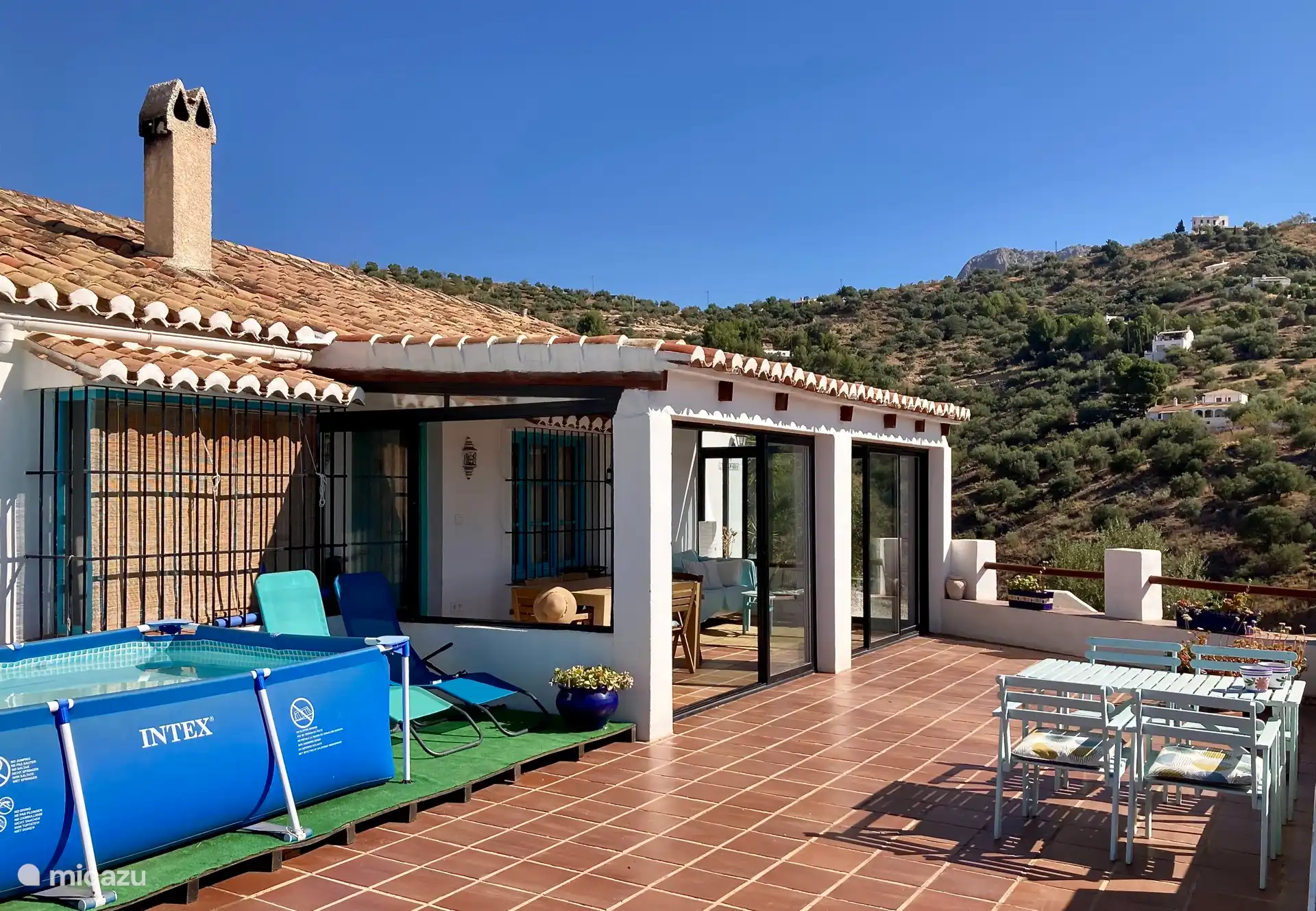 Qué hermosa terraza, hermosa terraza y agradable piscina refrescante.