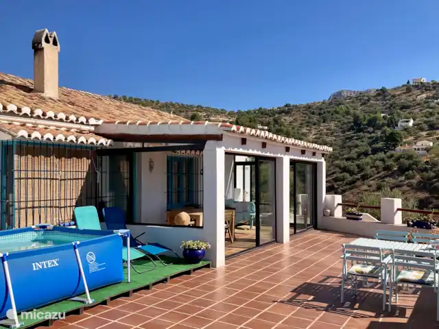 casa la chaparra en España, Andalucía, Riogordo - casa vacacional Qué hermosa terraza, hermosa terraza y agradable piscina refrescante.